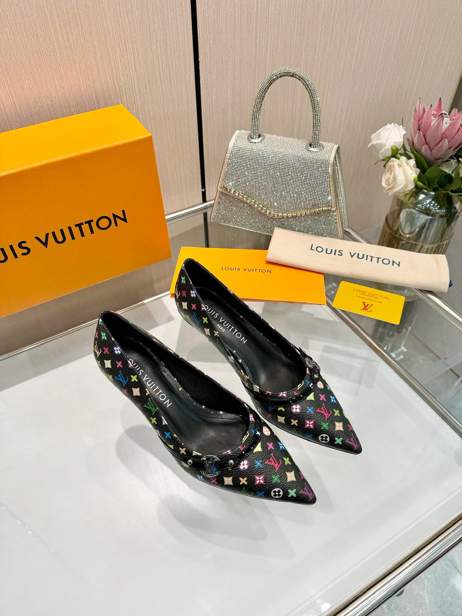 👟👟Ex-factory price 640👟👟Purchase level], Louis Vuitton 2025 official website early spring series! Perfect last shape, new pointed toe🆕, the official website is updated simultaneously. The small pointed toe is matched with a hollow leather strip and a small square buckle to adjust the elasticity. LV hardware "logo" is embellished. It is full of details and a visual feast. 💯It is difficult to conceal the elegant temperament of LV. It is comfortable and easy to wear, and full of femininity. The new original reverse mold last has the ultimate 1:1 shape, exquisite workmanship, and imported high-end fabrics showing exquisite texture! Fabric: Imported lambskin, cow patent leather/Presbyopia/denim. High-quality soft sheepskin lining. Feet: imported goatskin, Italian genuine leather outsole. 5.5 lacquered heels. Number of yards: 34-41 (34.40, 41, customization is non-returnable and non-exchangeable)